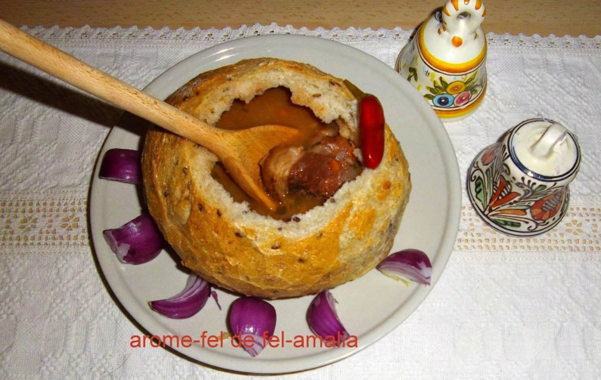 Fasole cu ciolan servita in paine