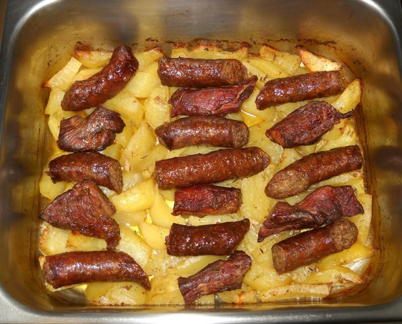 Carnati si carne afumata cu cartofi la cuptor