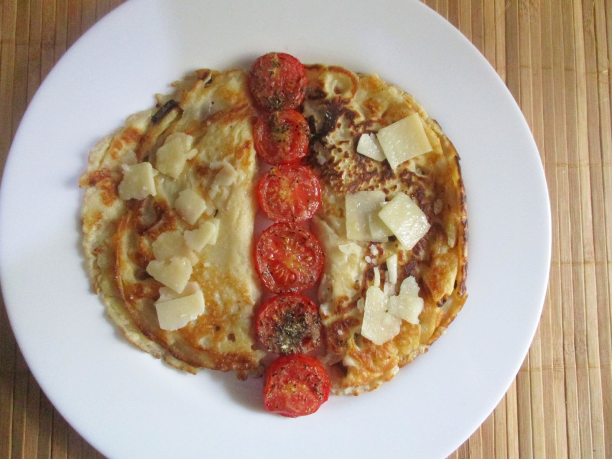 Clatite fine cu cascaval ras si parmezan