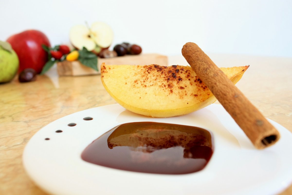 Gutui coapte cu sirop de vin rosu