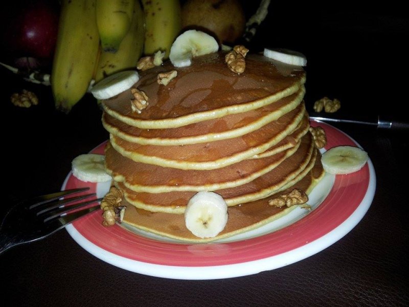 Pancake mic-dejun cu nuci, miere si banane
