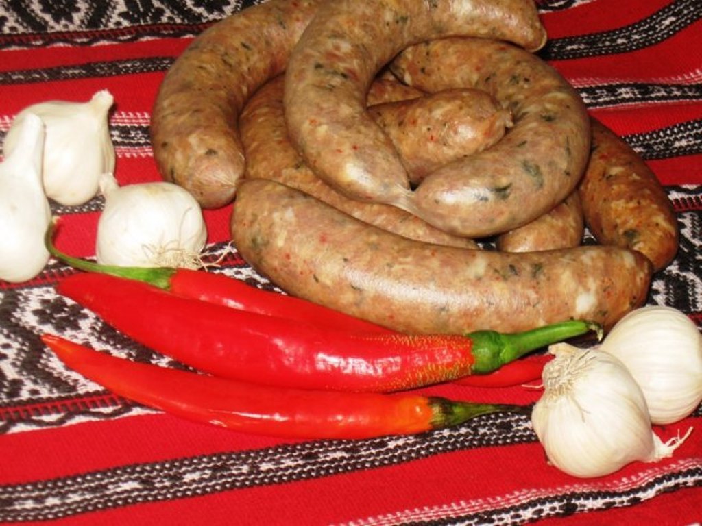 Carnati de casa. Reteta  simpla si delicioasa de carnati de porc cu cimbru si usturoi