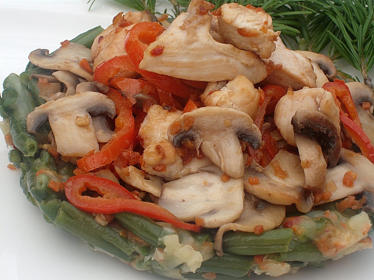 Cuib de vasole verde cu piept de pui si legume,trase la tigaie