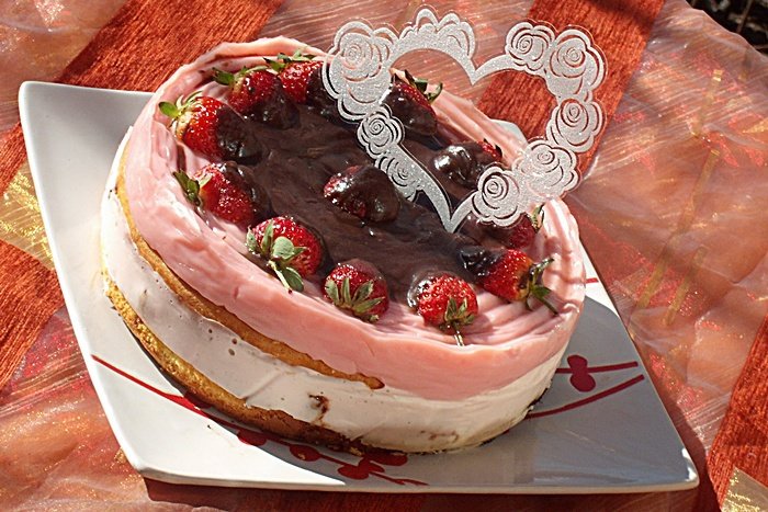 Tort cu capsuni si ciocolata