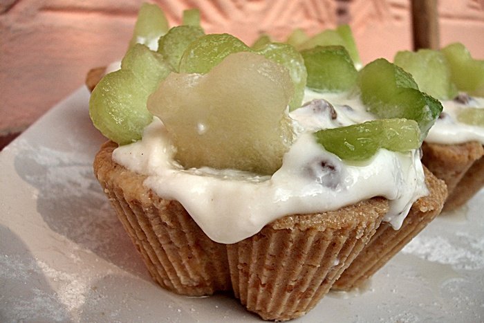 Cosulete din biscuiti cu branza si pepene galben