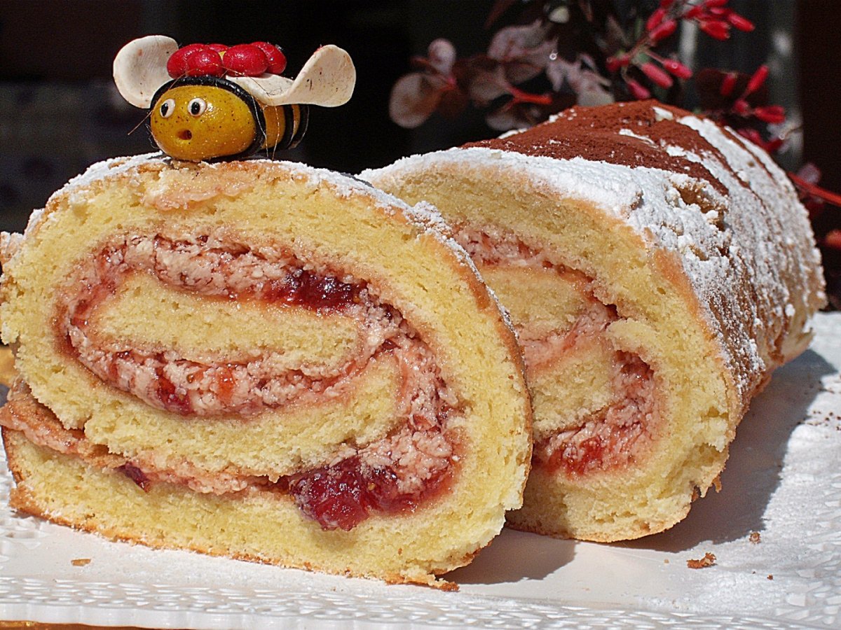 Rulada cu gem de capsuni