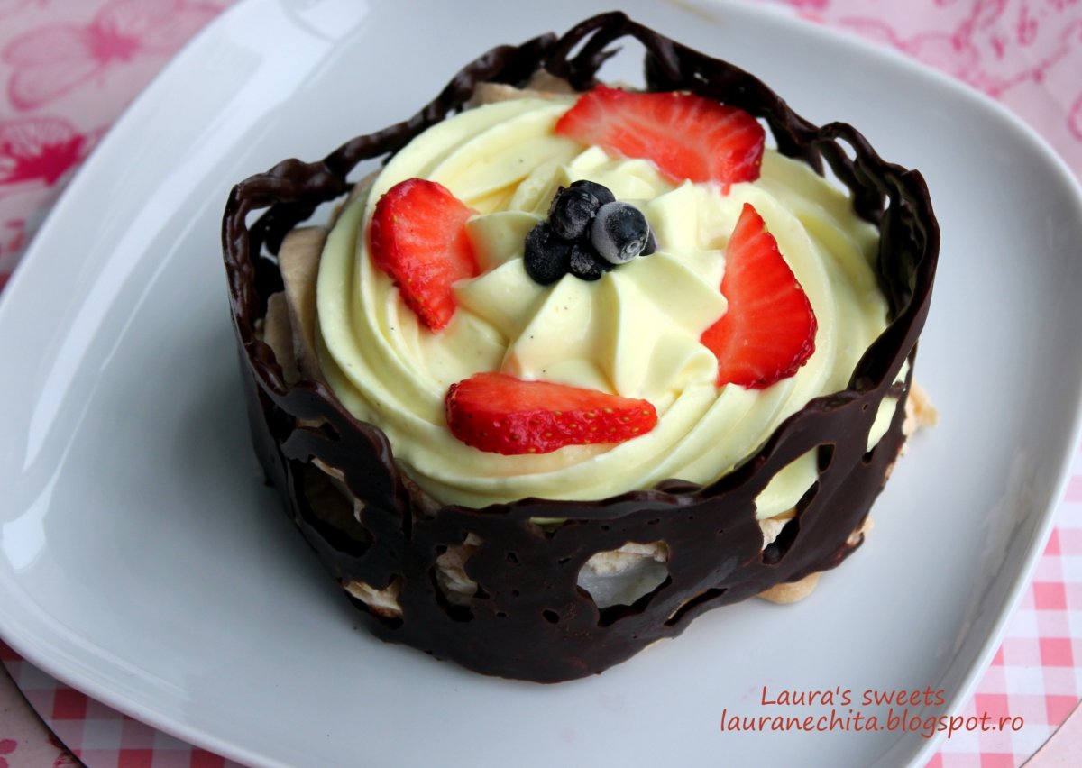 Mini pavlova cu crema de iaurt si ciocolata