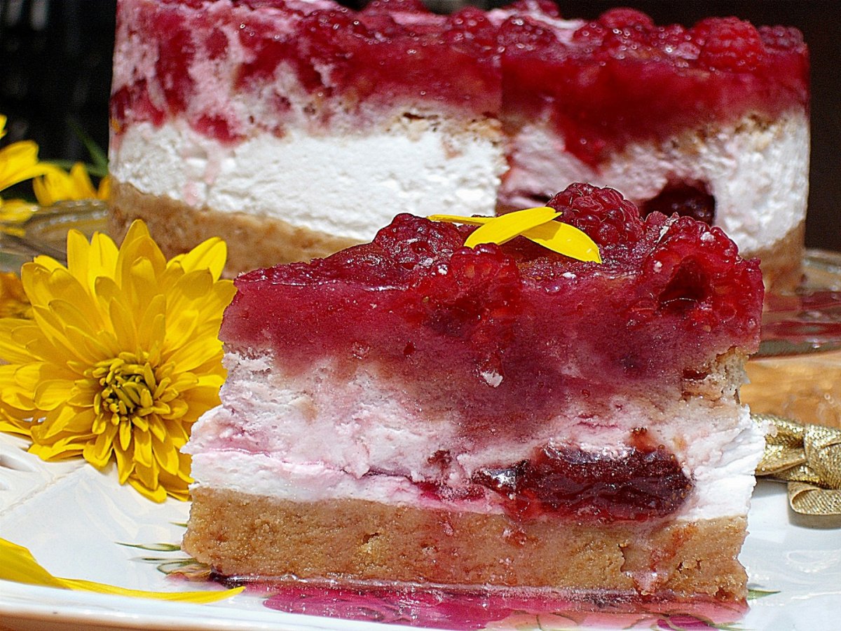 Prajitura cu zmeura si biscuiti