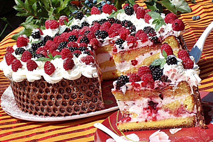 Tort cu fructe de padure