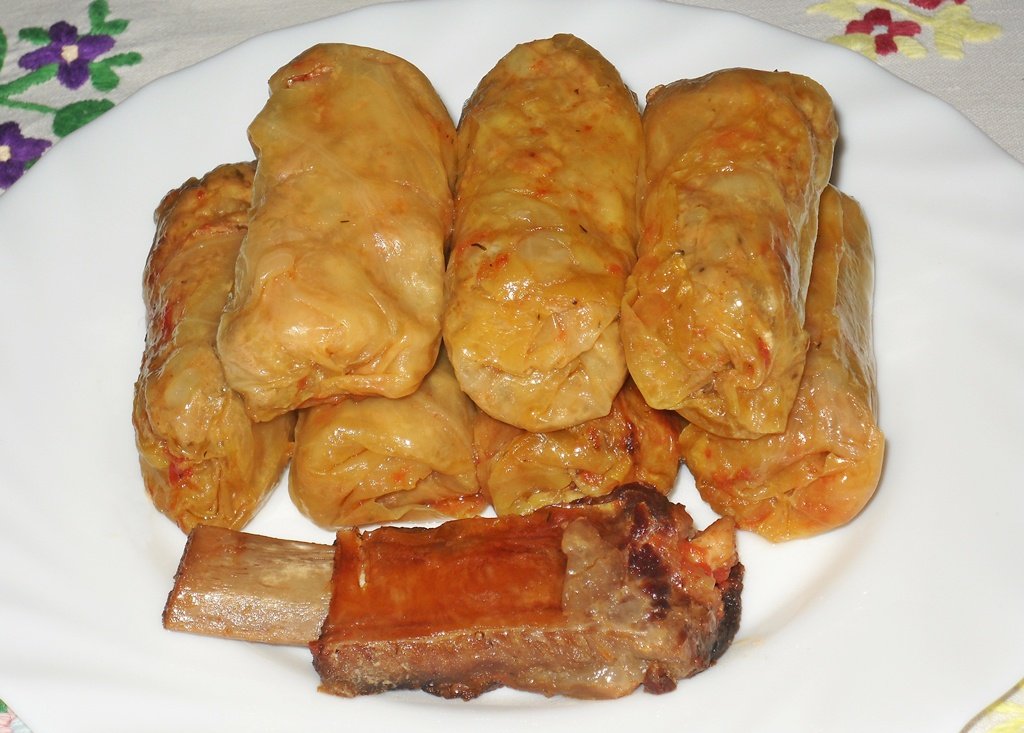 Sarmale in foi de varza murata cu afumatura – reteta traditionala si delicioasa