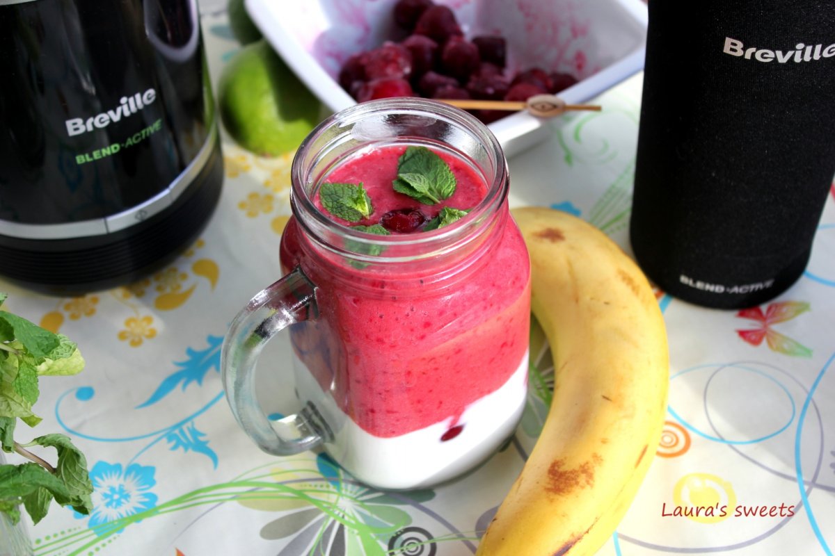 Smoothie de banane cu visine si menta