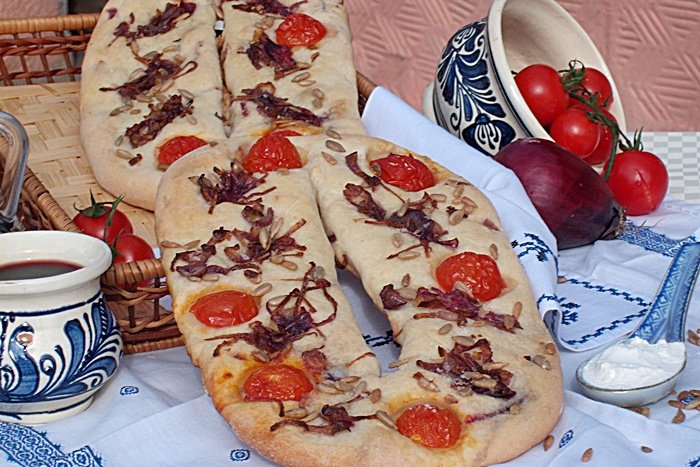 Fougasse cu ceapa rosie, rosii cherry si seminte