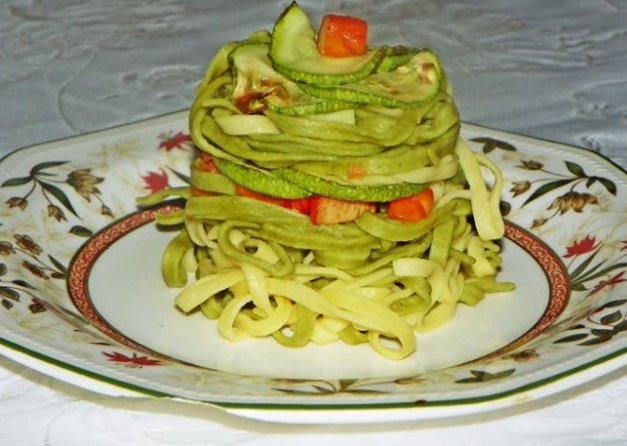 Tagliolini cu pastrama de pui si dovlecel
