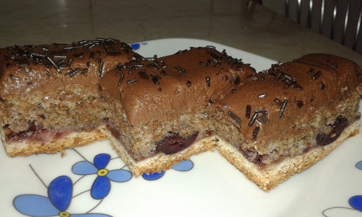 Prajitura cu nuca,visine si crema de cafea