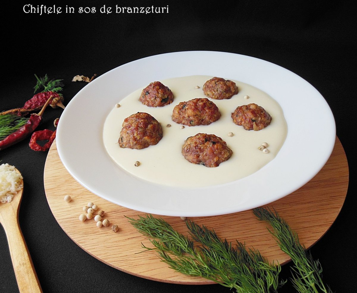 Chiftele in sos de branzeturi
