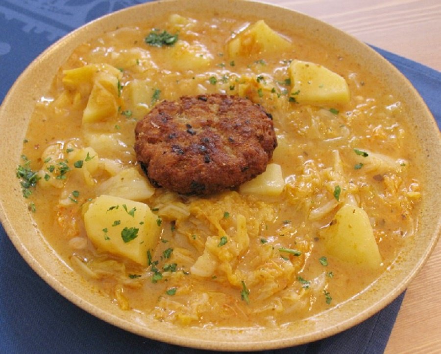 Mancare de varza creata cu cartofi si chiftelute coapte