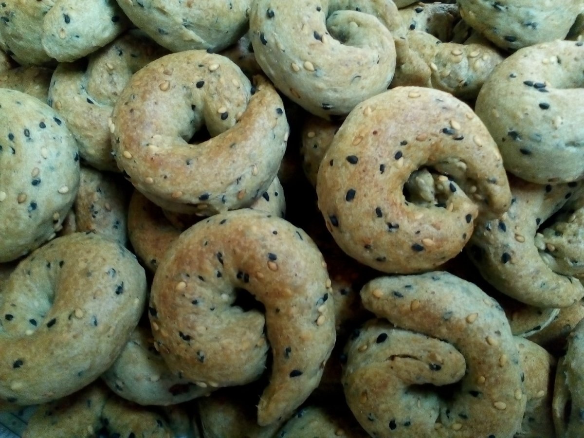 Covrigei umpluti cu pasta de curmale(ka'ek)