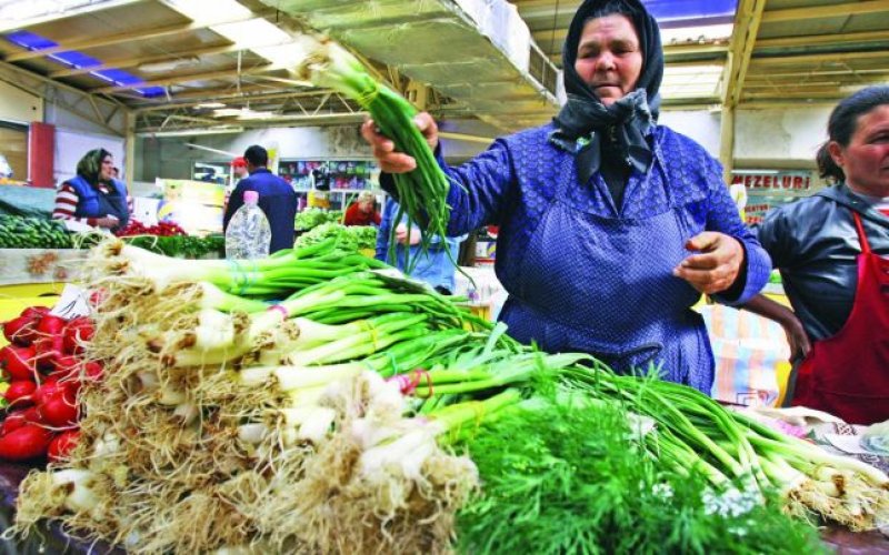 Batranele care vand verdeata in piete trebuie sa declare ca nu comercializeaza droguri