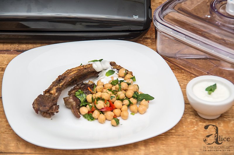 Coaste de miel cu salsa de naut, marinate rapid cu aparatul Food Saver