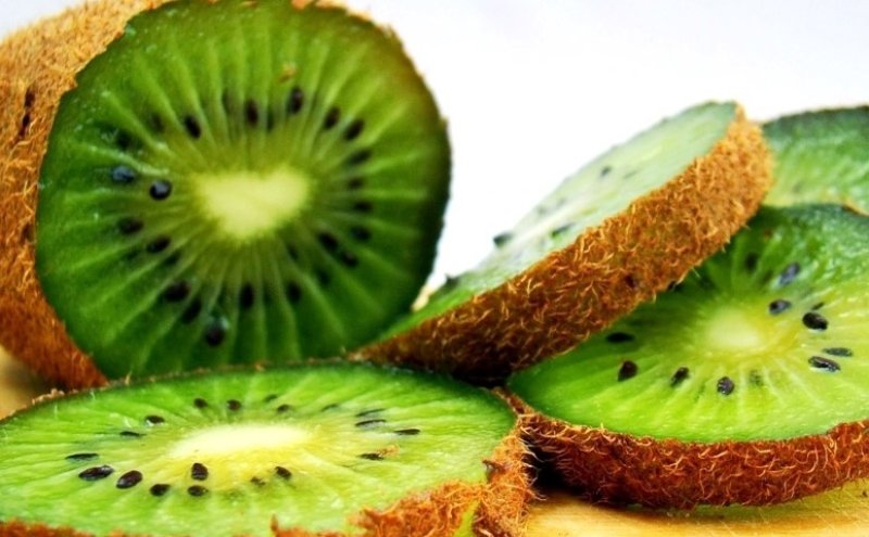 Metoda geniala prin care poti curata un kiwi, mango sau avocado in doar 3 secunde
