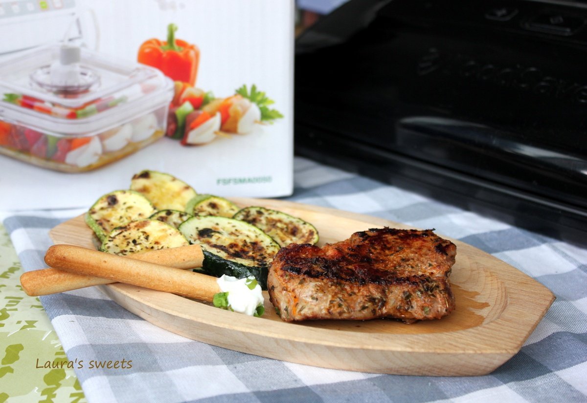 Miel la grill cu rondele de dovlecei si sos de iaurt pregatit cu aparatul de marinat FoodSaver