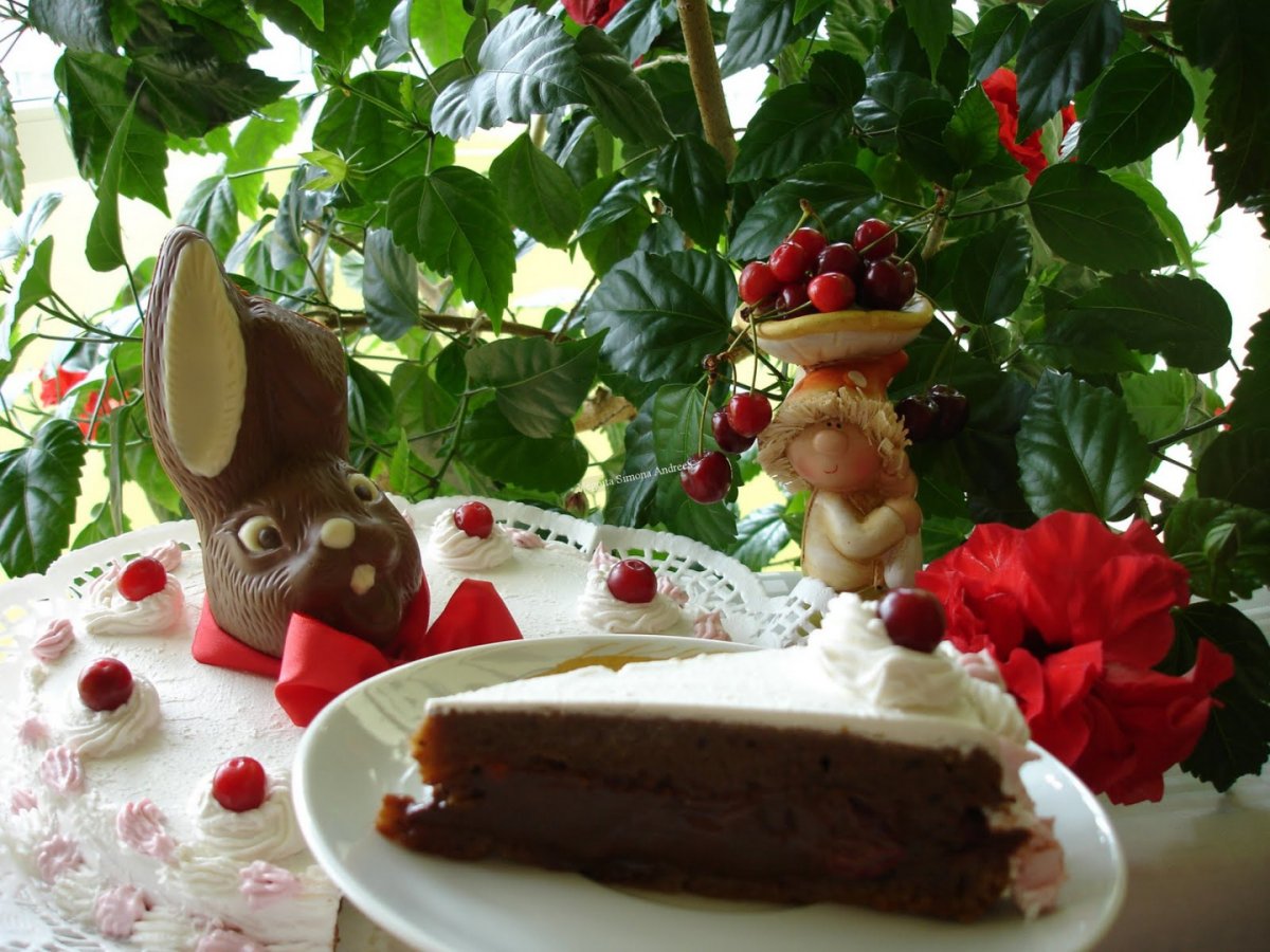 Tort alb cu visine si ciocolata