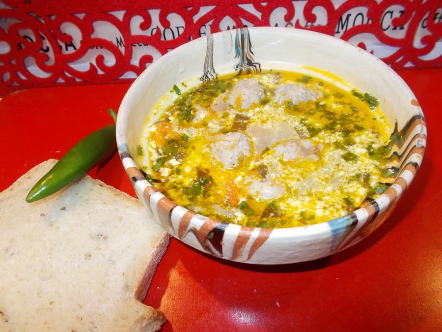 Bors cu perisoare de miel si verdeturi