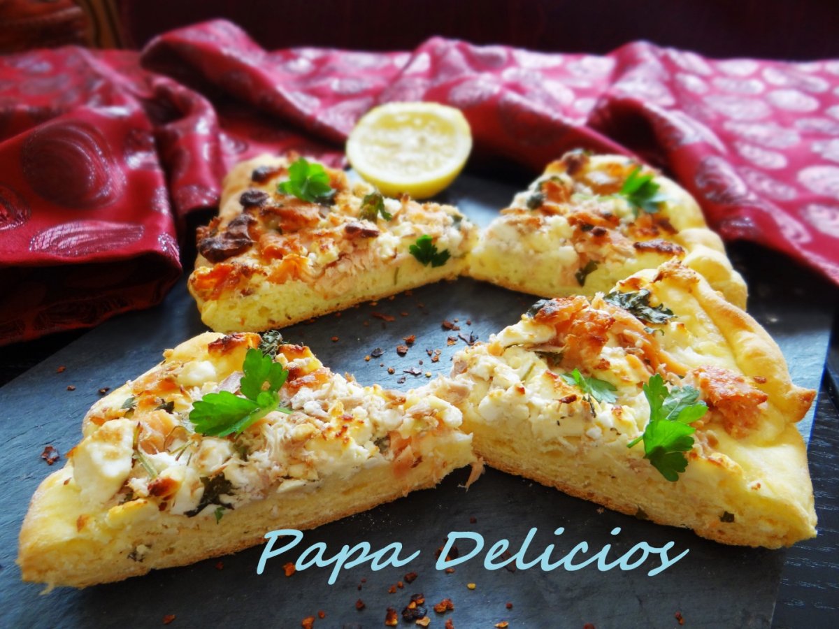 Tarta cu somon fume si branza feta