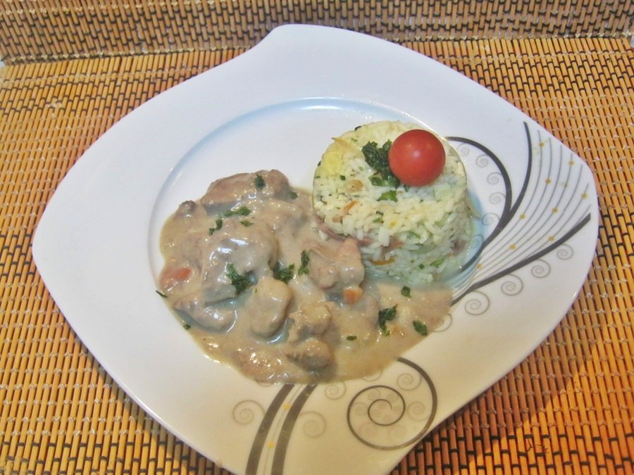 Riz cantonais cu ciulama de ficatei