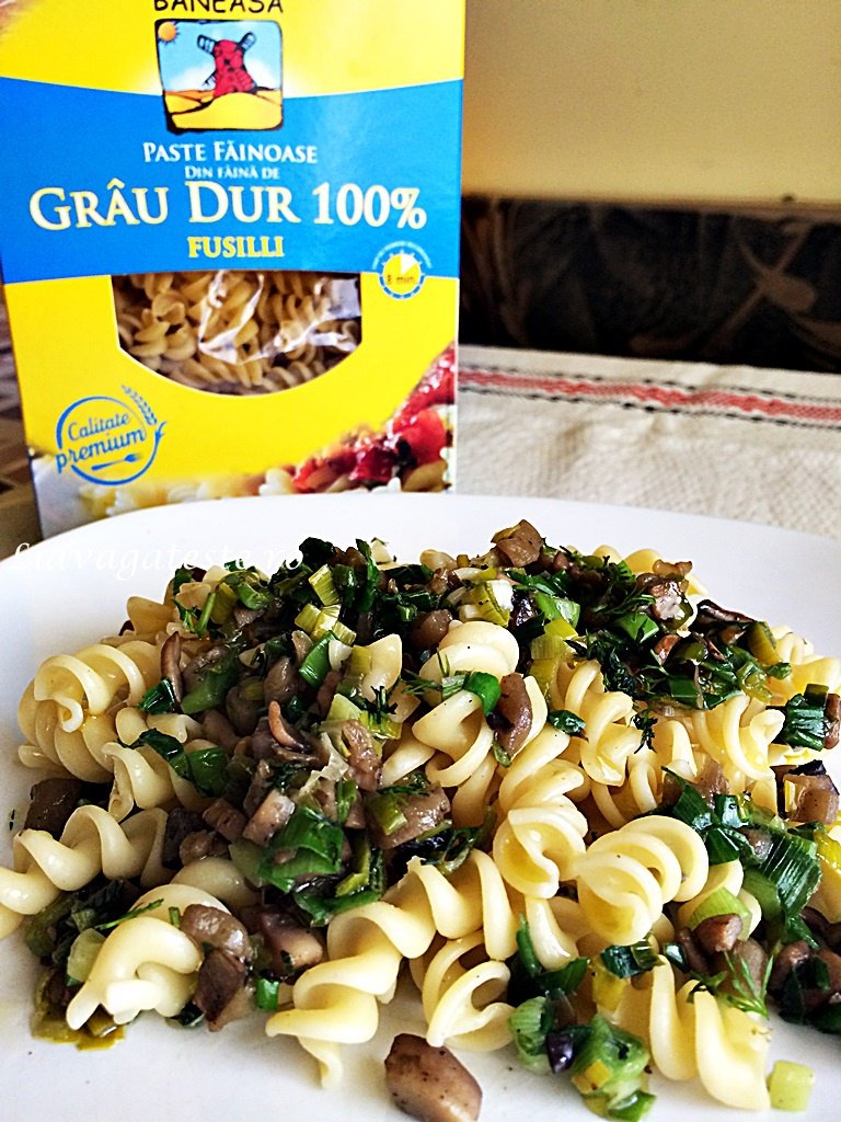 Paste, cu ceapa verde si ciuperci