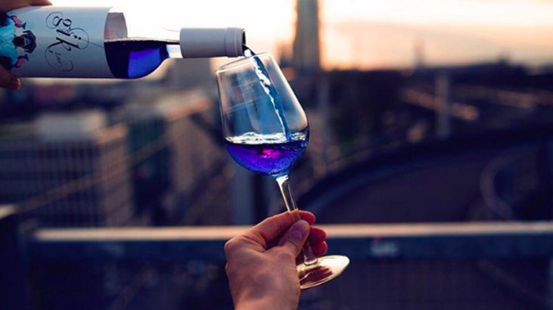 Vinul albastru - cea mai noua bautura la moda