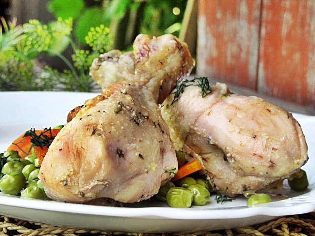 Pulpe de pui marinate in vin cu sote de mazare