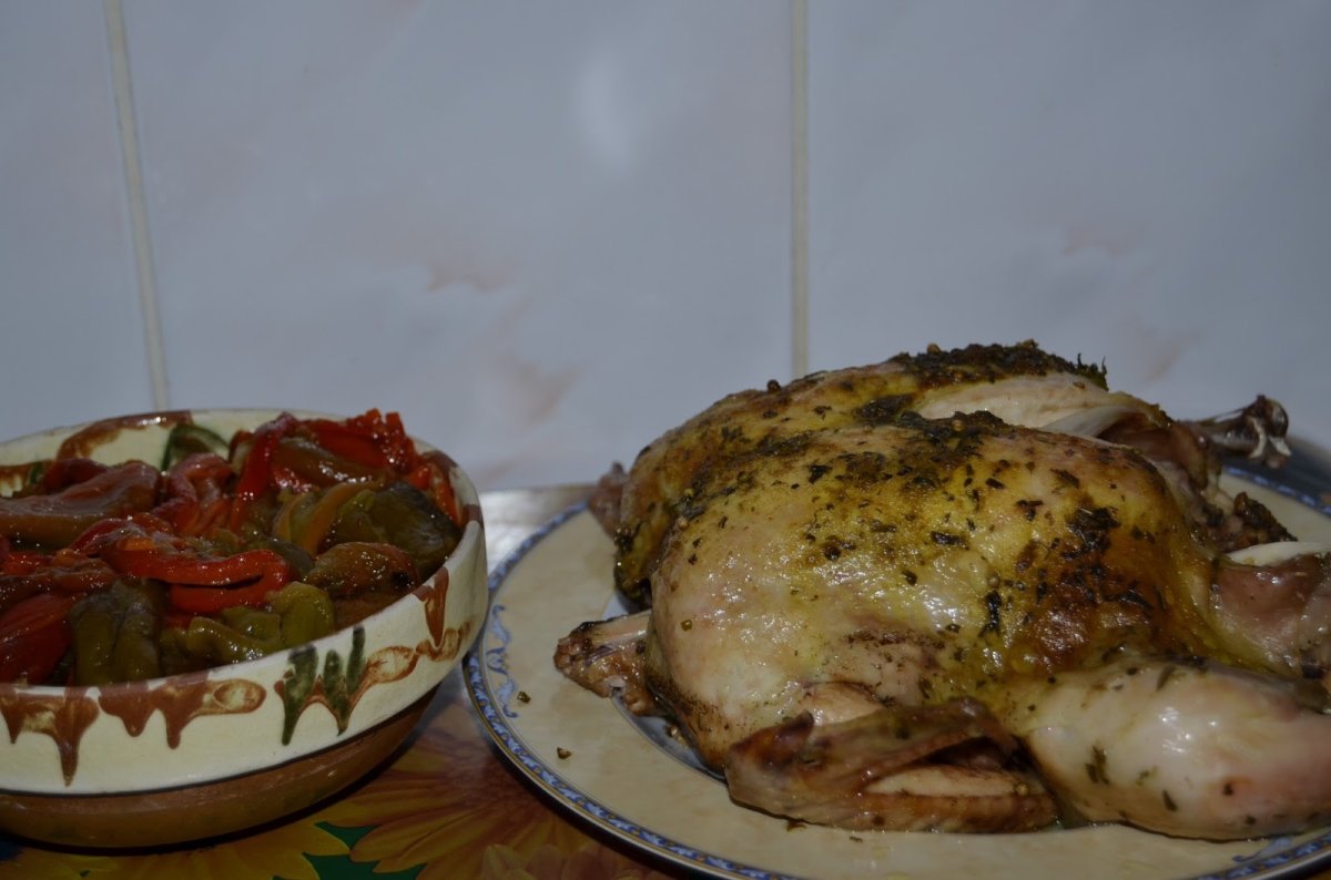 Pui la cuptor in vin rosu si ierburi aromate!