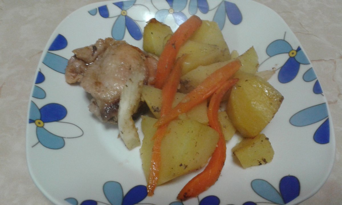 Pulpe de pui pe pat de cartofi si legume
