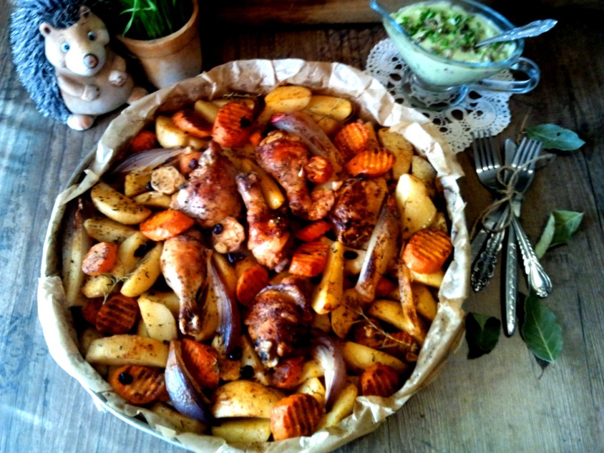 Friptura de pui si legume la cuptor cu sos remulad de avocado