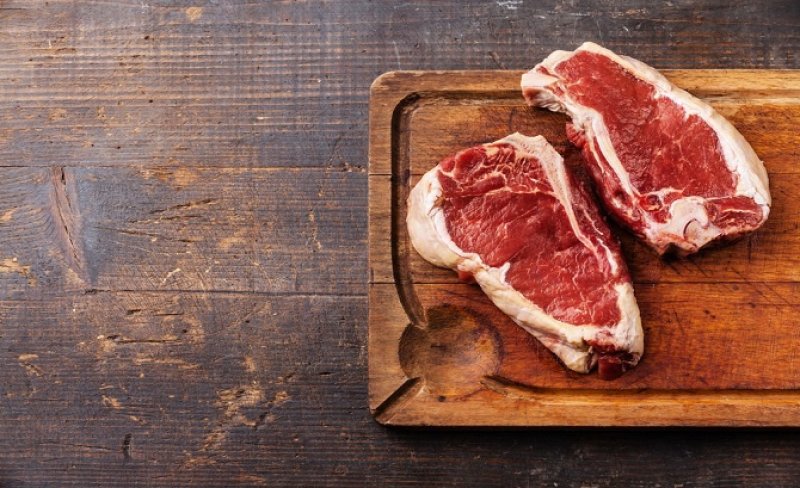 Trucul care te ajuta sa dezgheti carnea in doar 5 minute