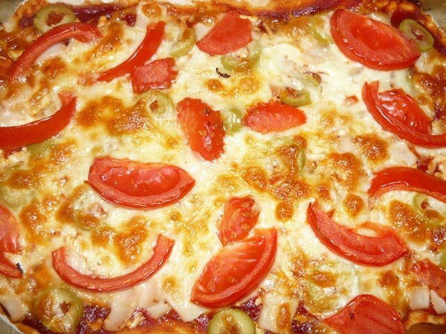 Pizza cu ardei gras si rosii