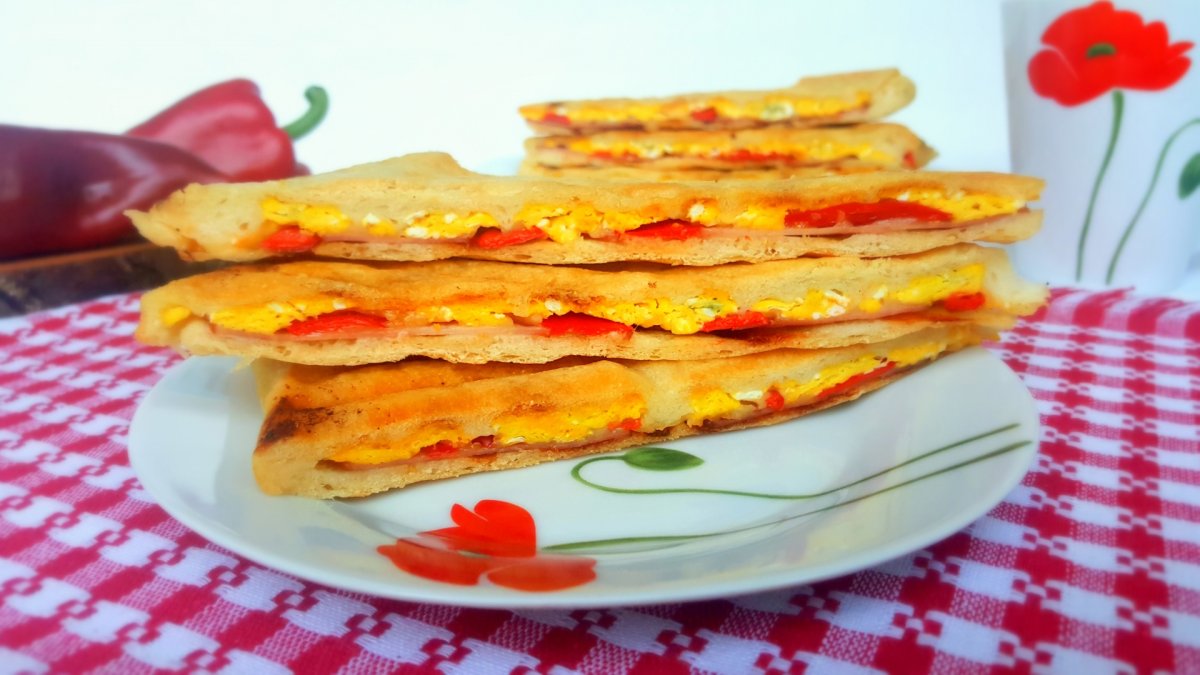 Sandvisuri cu omleta si bacon