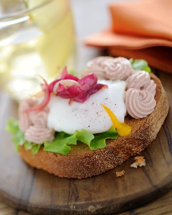 Toast cu pate de ton RIO Mare și ou