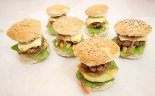 Mini burgeri pentru cei mici si cei mari