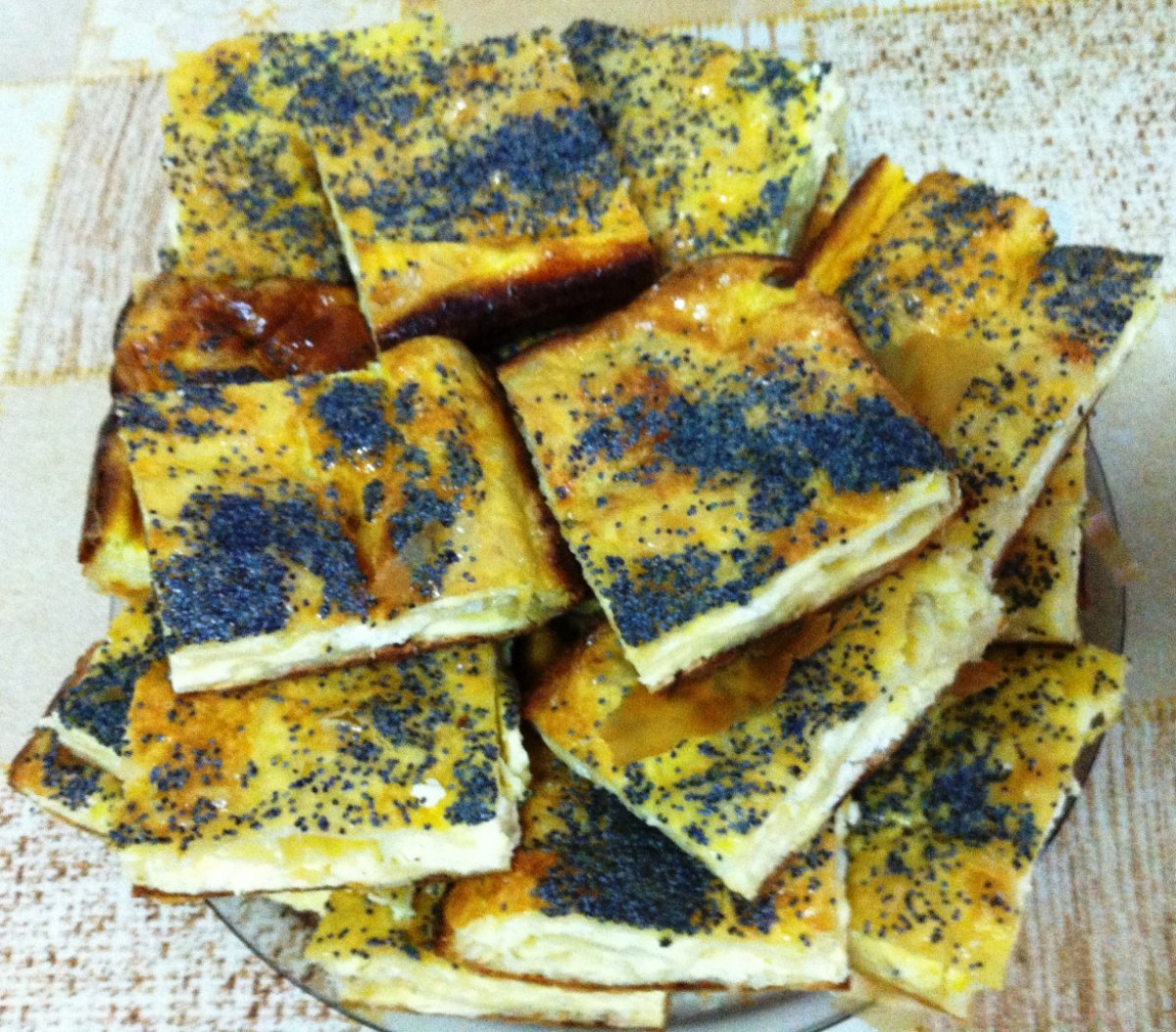 Placinta cu 3 feluri de branza sarata si mac