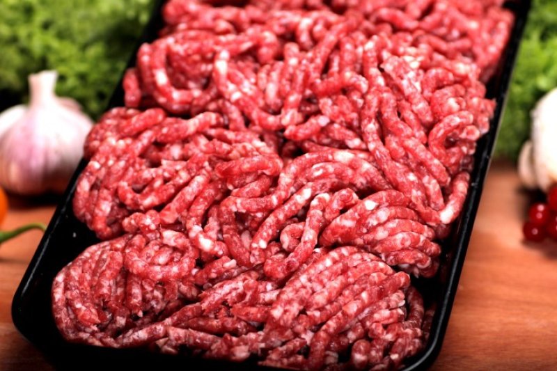 Alerta sanitara: E.Coli in carne, pasta de mici si lapte din mai multe restaurante si magazine din tara