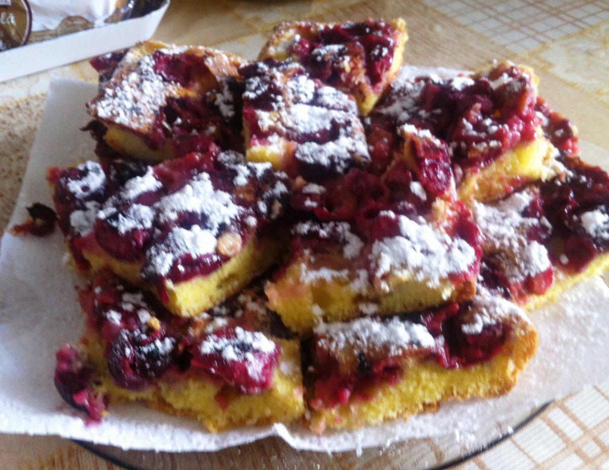 Tarta pufoasa cu visine mari