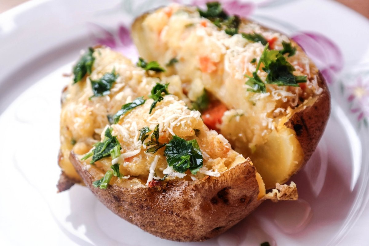 Cartofi umpluti cu carne tocata de peste