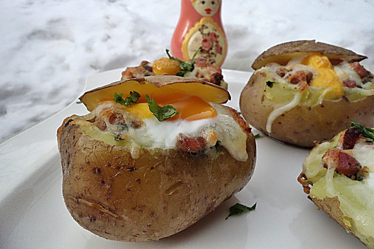 Cartofi umpluti cu piure de spanac si carne tocata