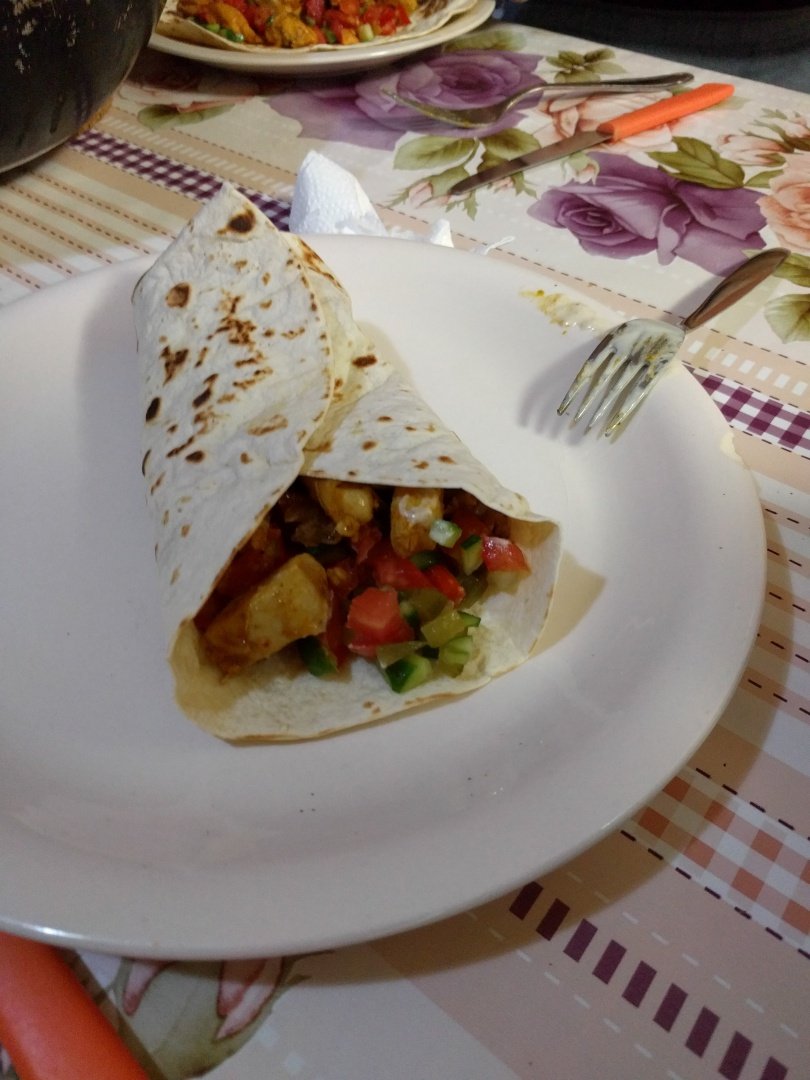 Shaorma cu tortilla si salata
