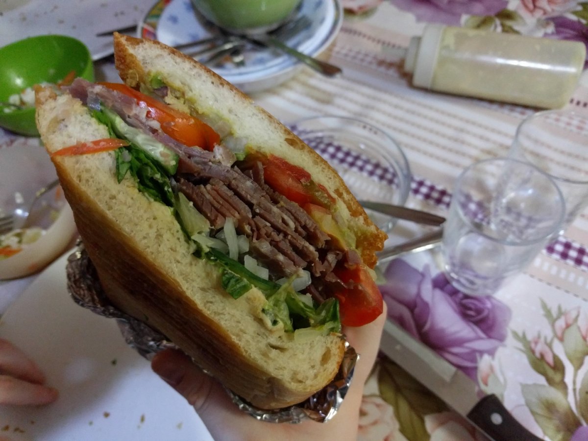 Sandwich cu pastrama de vita