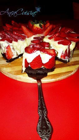 Tort cheesecake cu ciocolata si capsuni