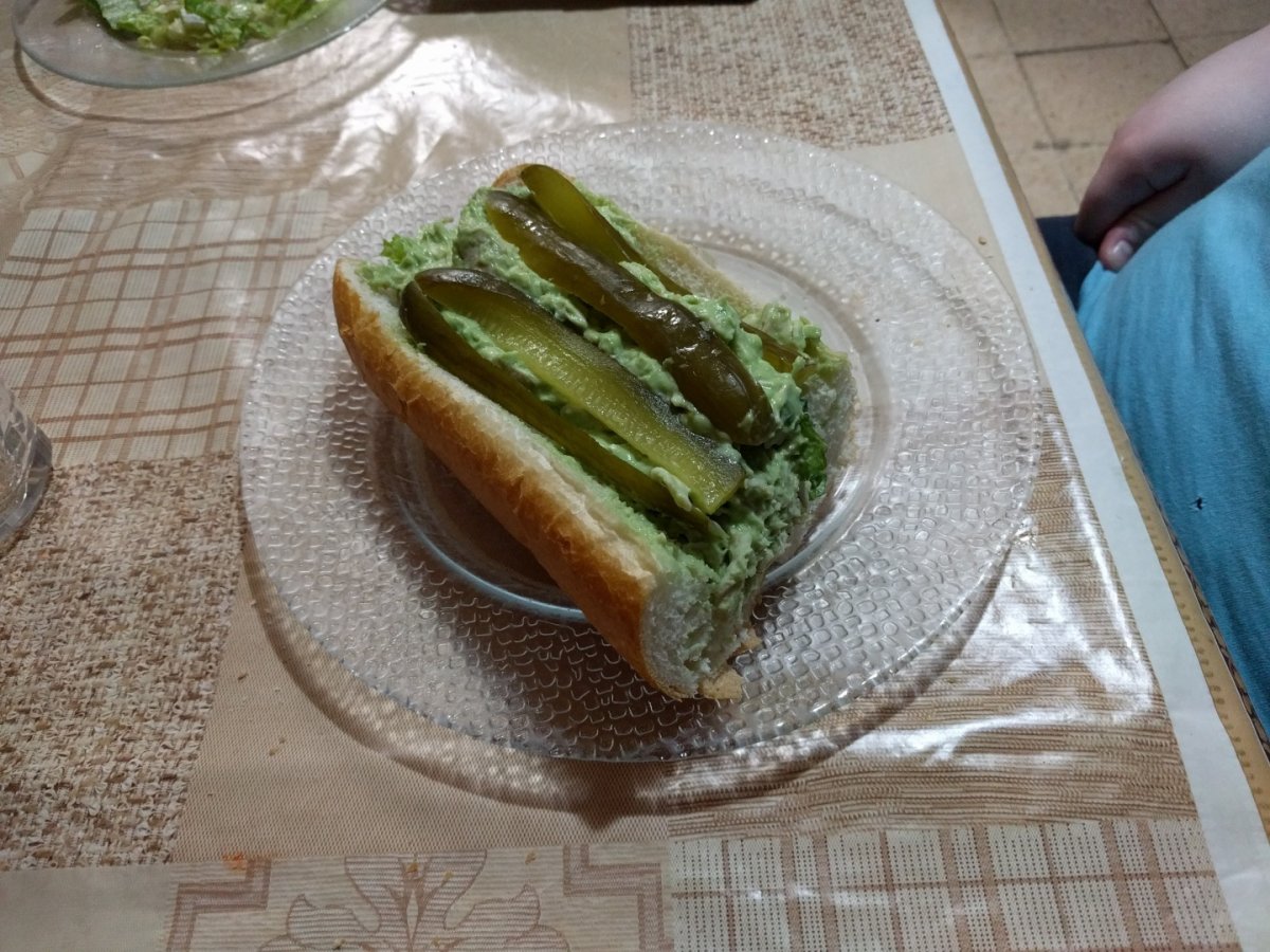 Sandwich cu piept de pui si sos de avocado