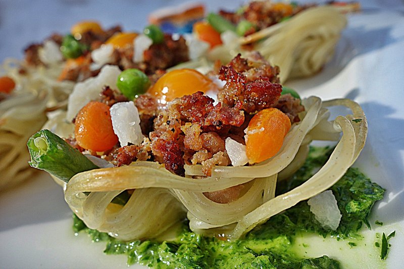 Cosulete din spaghete cu legume si carne tocata in sos de patrunjel